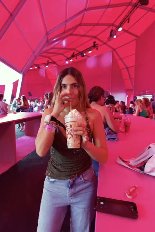 La Rolita con un frappé en un espacio rosa de una colaboración