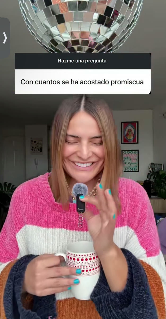 La Rolita riendo con una taza en la mano, respondiendo una caja de preguntas en historias