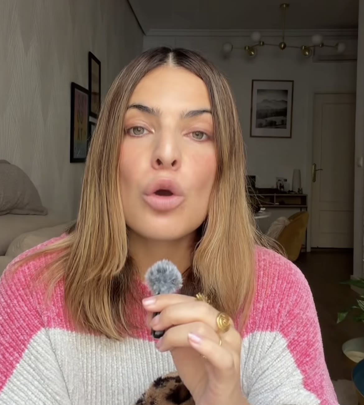 La Rolita hablando a cámara con un micrófono en la mano